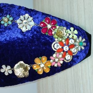 Statement necklace many Flowers very pretty